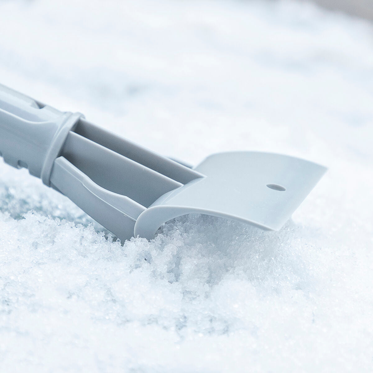 Teleskopiska isskrapan Bosse - 3-i-1 skrapan för insnöade bilar